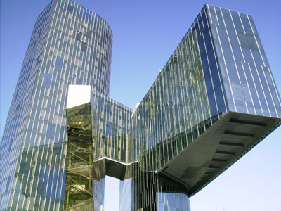 Este edificio destaca por la verticalidad de la torre de oficinas pero tambin por la fragmentacin de construcciones a distintas escalas...