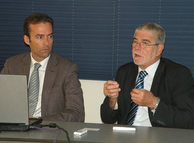 De izquierda a derecha, Jos Mara Galn, creador de la aplicacin informtica que se present acompaado de Enrique Gil...