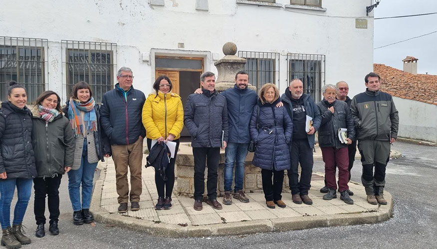 Foto de la visita del consejero Jos Luis Escudero a Masegosa (Cuenca) para la presentacin de la gua turstica Karst...