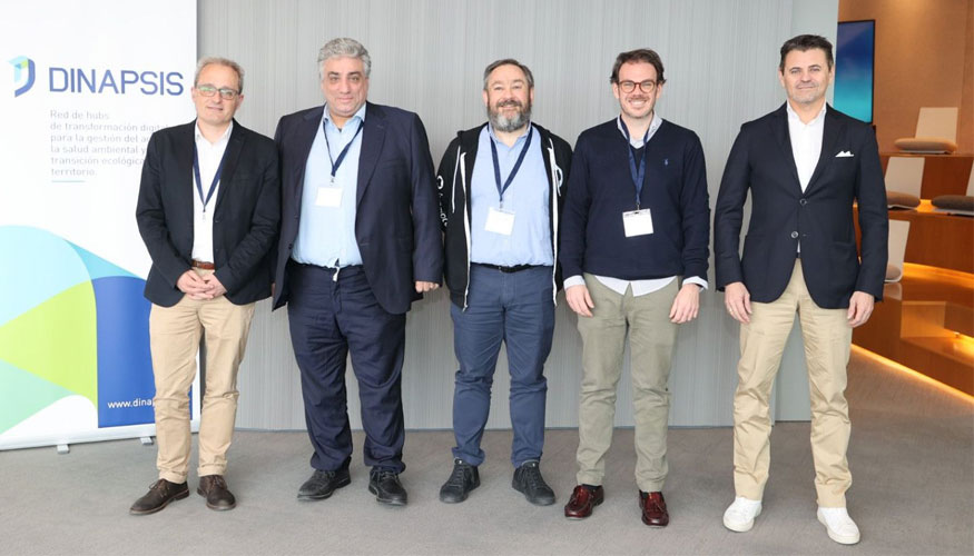 Foto de familia de varios de los participantes en el debate que se celebr con motivo de la presentacin de cuarto nmero de la revista digital...