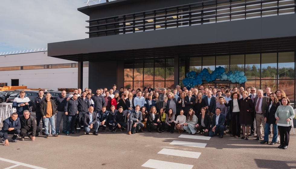 Foto de grupo en la inauguracin de las nuevas instalaciones de Tecnotrans Bonfiglioli en Castellbisbal (Barcelona)