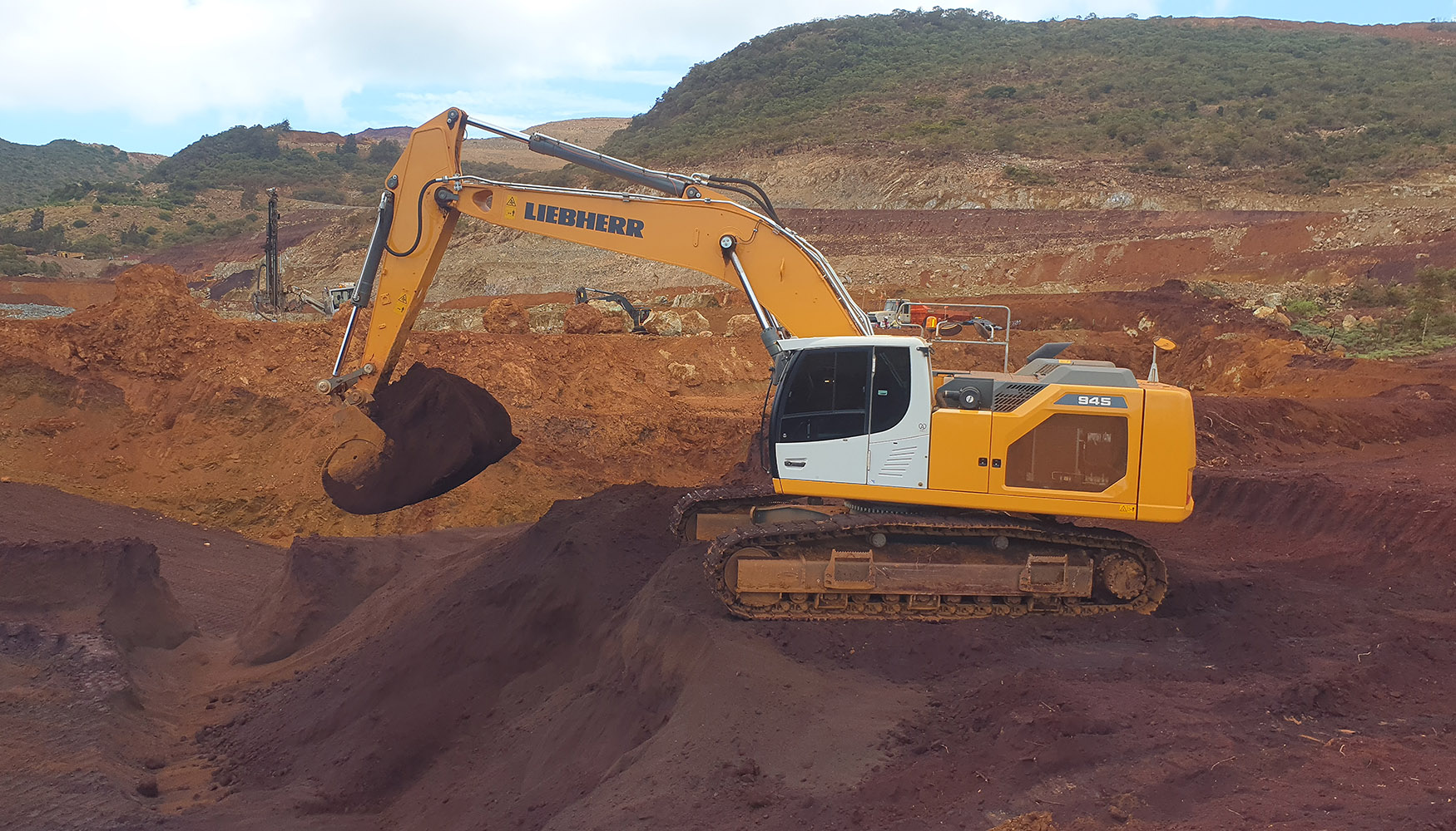 A R 945 lida com exigentes trabalhos de minerao no arquiplago da Nova Calednia