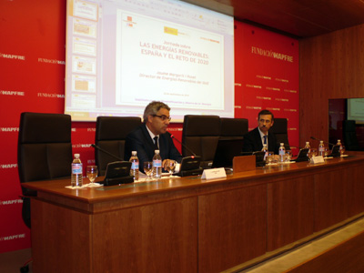 Jaume Margarit, durante su intervencin, junto a Carlos Lpez Jimeno