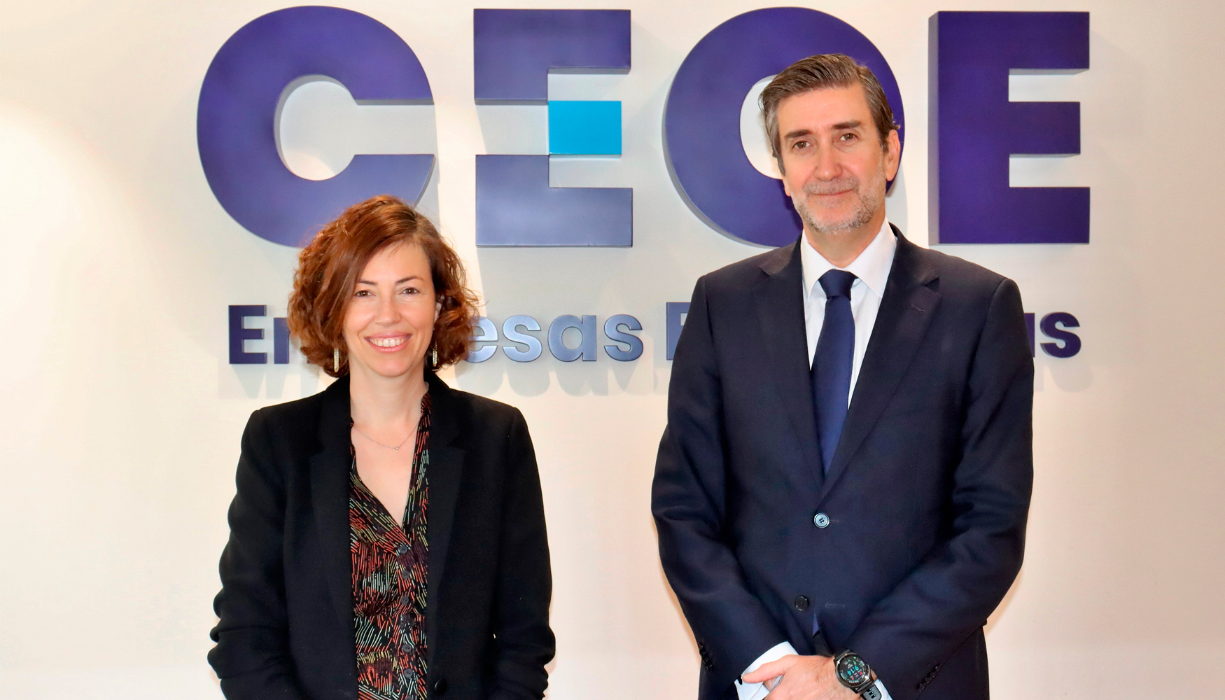 La presidenta de Gasnam-Neutral Transport, Silvia Sanjoaqun, y el director de Empresas y Organizaciones de CEOE, Javier Caldern...