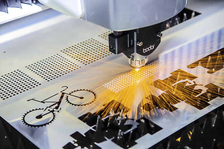 A tecnologia de corte a laser oferece elevada precisão, essencial para a qualidade do produto final