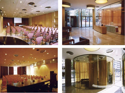 Adems del centro de convenciones mismo, este auditorio cuenta con un amplio vestbulo y salas para reuniones