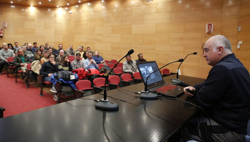 Miguel ngel Garca Rodrguez, durante la primera de las charlas sobre el veterinario de explotacin, en el Recinto Ferial de Salamanca...