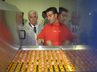 El consejero de Agricultura y Alimentacin del gobierno de Aragn, Gonzalo Arguil, durante su visita a ambas granjas