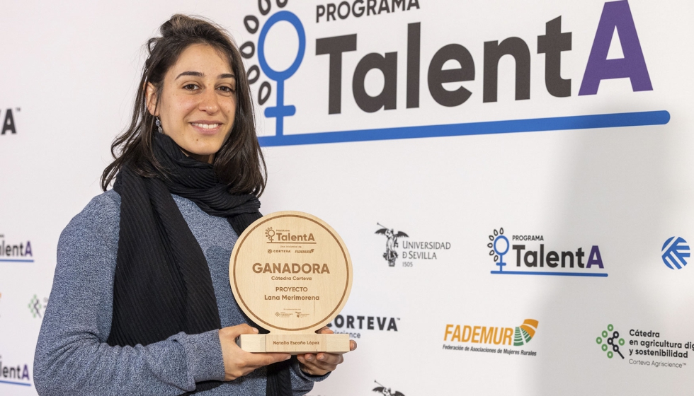 Natalia Escao, con el galardn del premio del Programa TalentA en Categora Universitaria