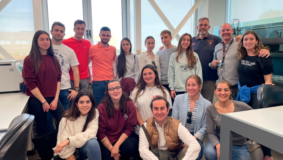 Alumnos de Veterinaria pertenecientes al Club de Ganadera Porcina CEU en Lleida junto a Pedro Lpez, visitando diferentes instalaciones del sector...