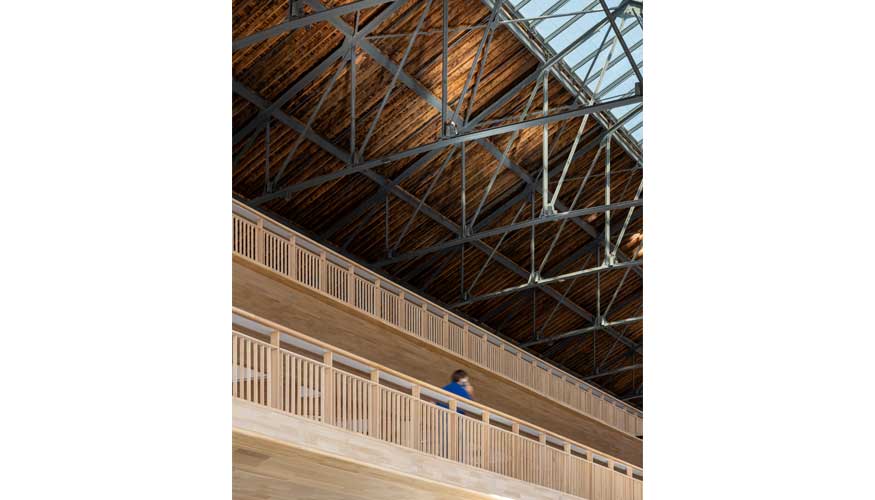 El edificio conserva la mamposter�a original de mamposter�a e incorpora una claraboya, para garantizar la entrada de luz natural al espacio...