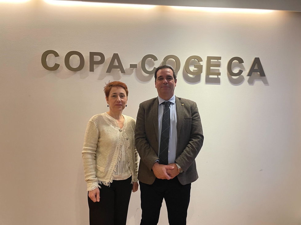 Pedro Gallardo junto a la nueva vicepresidenta del Grupo de Trabajo de Cereales, Cristina Cionga, de la Asociacin de Productores de Maz de Rumana...