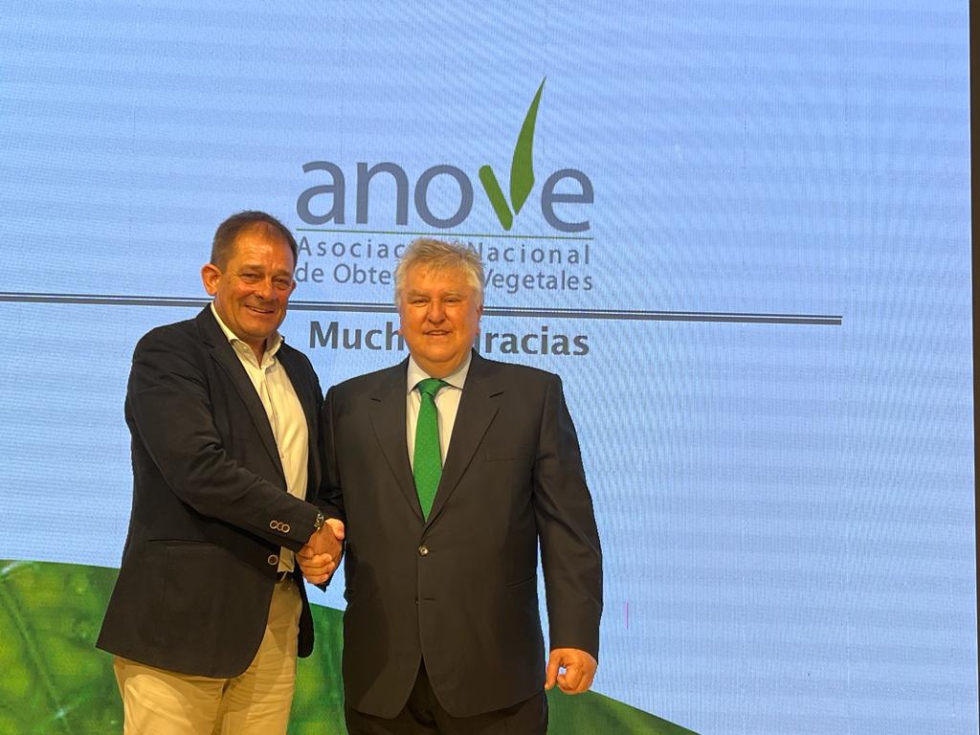 Javier de Sebastin (i) da el relevo a Julin Arnedo como Presidente de ANOVE