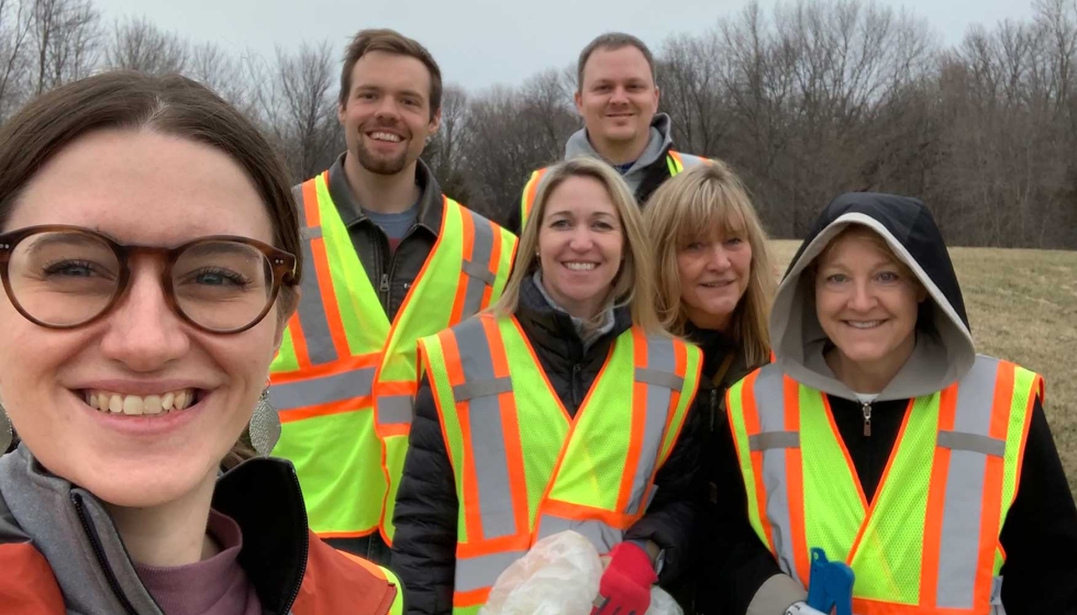 Un equipo de empleados de Emerson recogi basura en una zona boscosa cercana a la planta de Chanhassen, Minnesota...