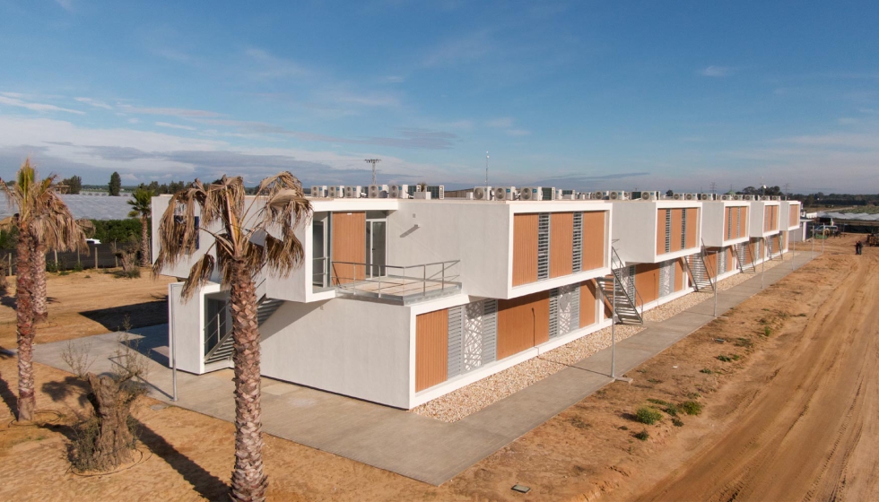 Vista rea de uno de los tres edificios residenciales para trabajadores en Almonte (Huelva)