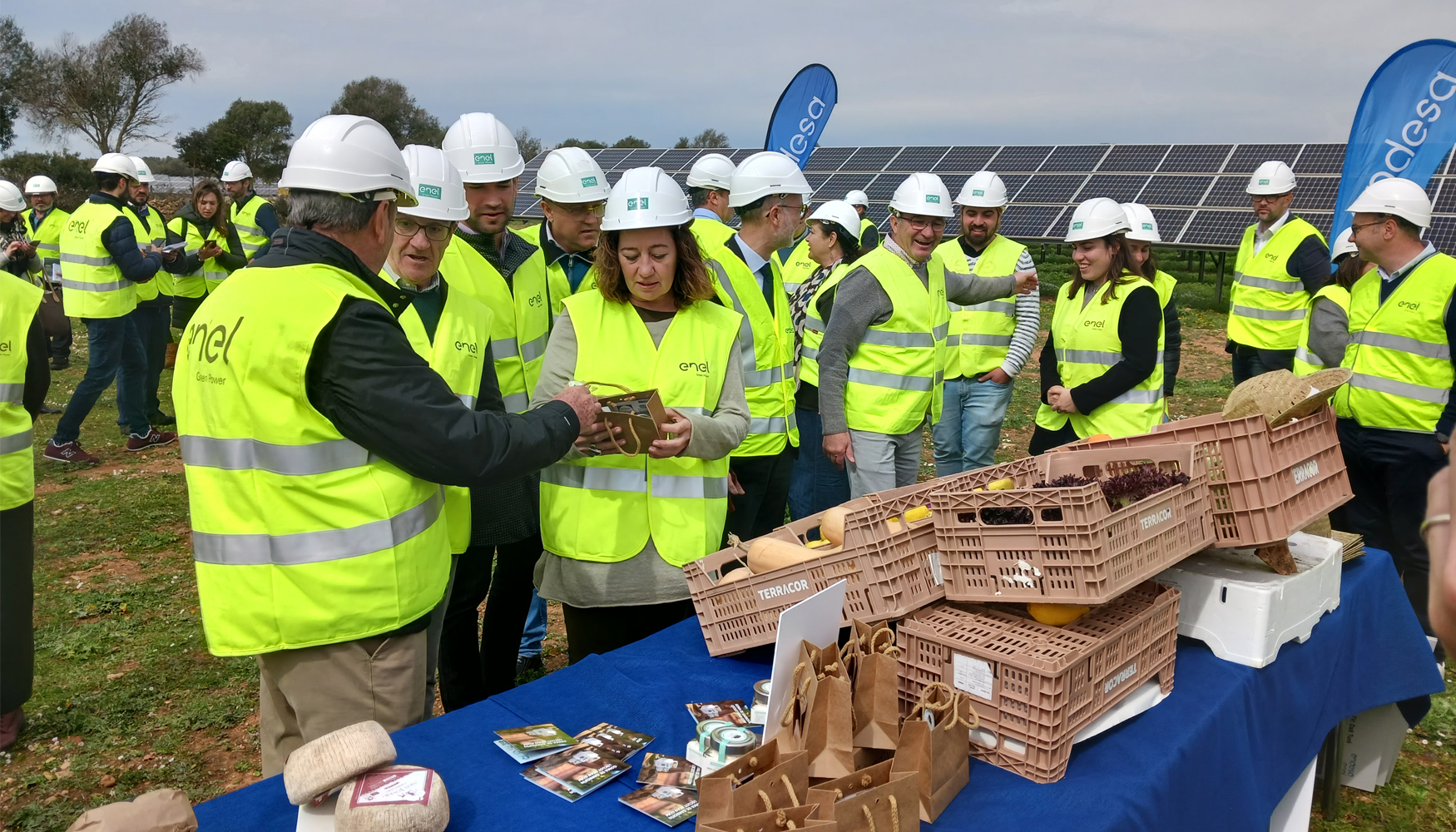 La presidenta de las islas, Francia Armengol...
