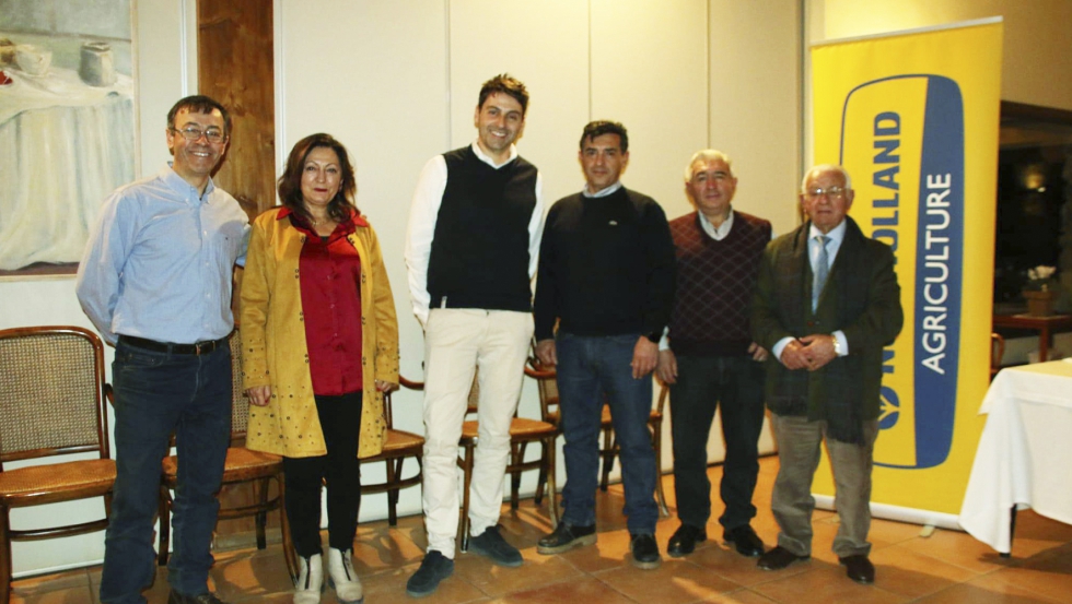 La familia Lzaro, junto al director general de New Holland, Francesco Zazzetta