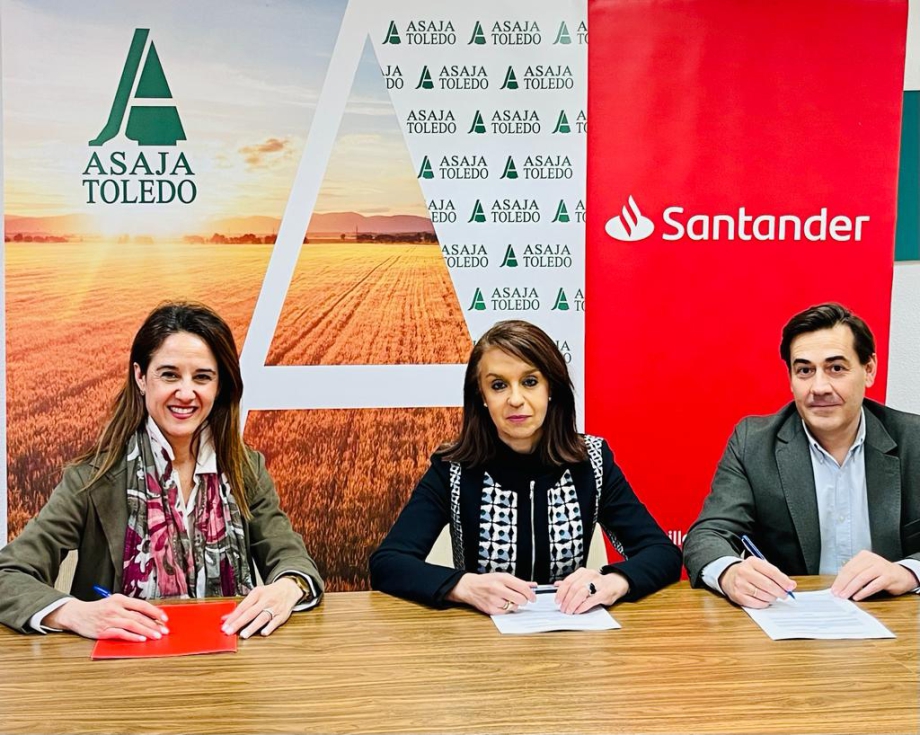 Firma del convenio entre representantes de ASAJA Toledo y Banco Santander