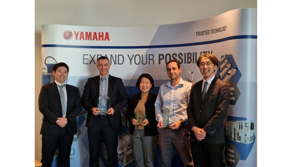 Jumpei Ninomiya (izquierda) y Yasushi Miyake (derecha), de Yamaha, entregaron los premios anuales a (de izda. a dcha.) Roberto Facchinetti, A.T.T...