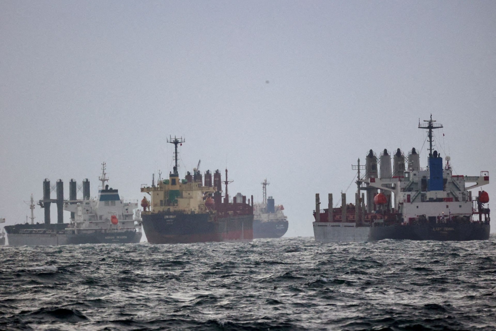 Barcos graneleros a la espera de ser inspeccionados en el marco de la Iniciativa de los Granos del Mar Negro...