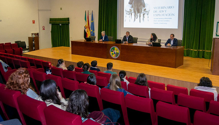 Un instante de la jornada organizada por el Colegio de Veterinarios de Cceres y la Facultad de Veterinaria de la Universidad de Extremadura...