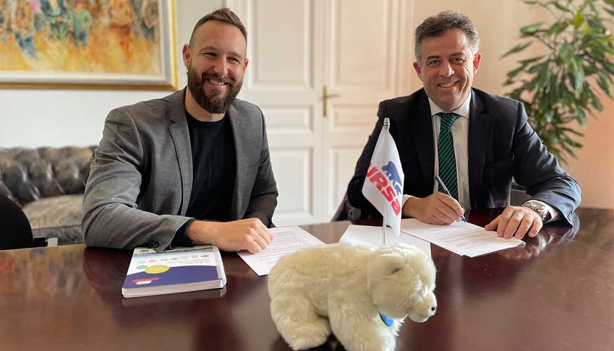 Firma del acuerdo entre Mauro Manca, director de FitBuilding, y Ramn Ros, director general de Ursa