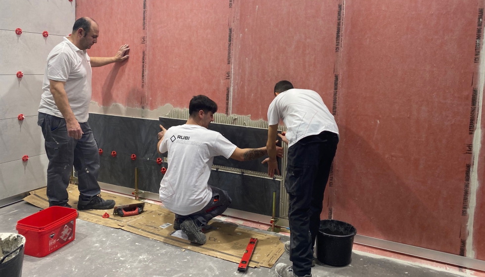 Los dos alumnos durante la sesin de instalacin de cermica en el stand de Proalso