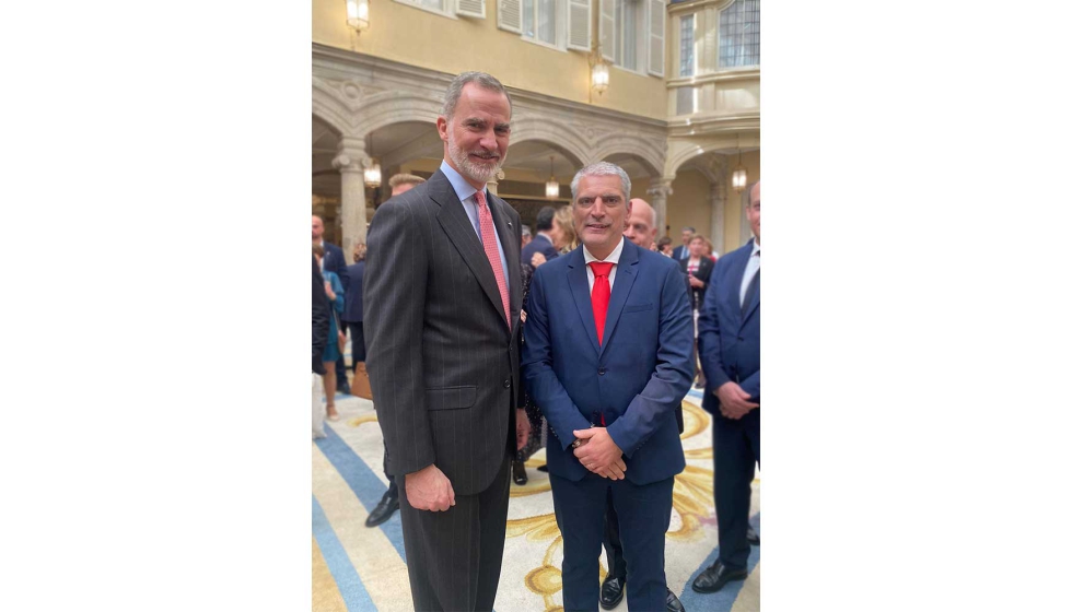 Alejandro Bataller, director de Marca de EMAC, junto al rey Felipe VI...