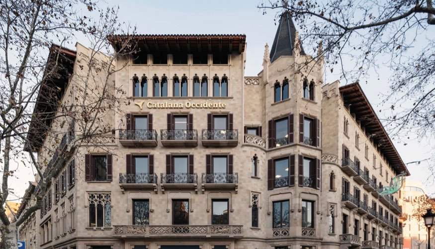 Fachada del emblemtico edificio modernista neoclsico, propiedad de Catalana Occidente, que vuelve a mostrarse en todo su esplendor...