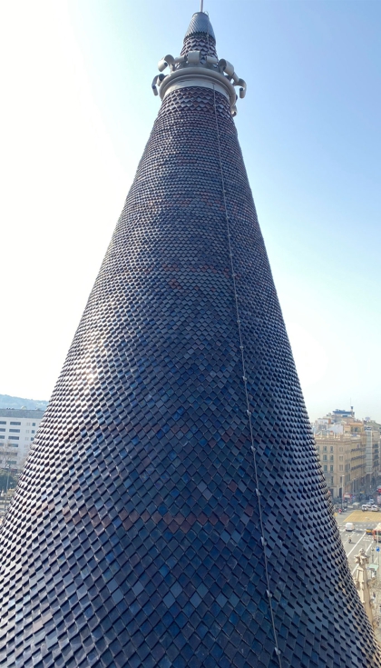 Detalle de uno de los torreones que conforman este singular edificio en el corazn de Barcelona