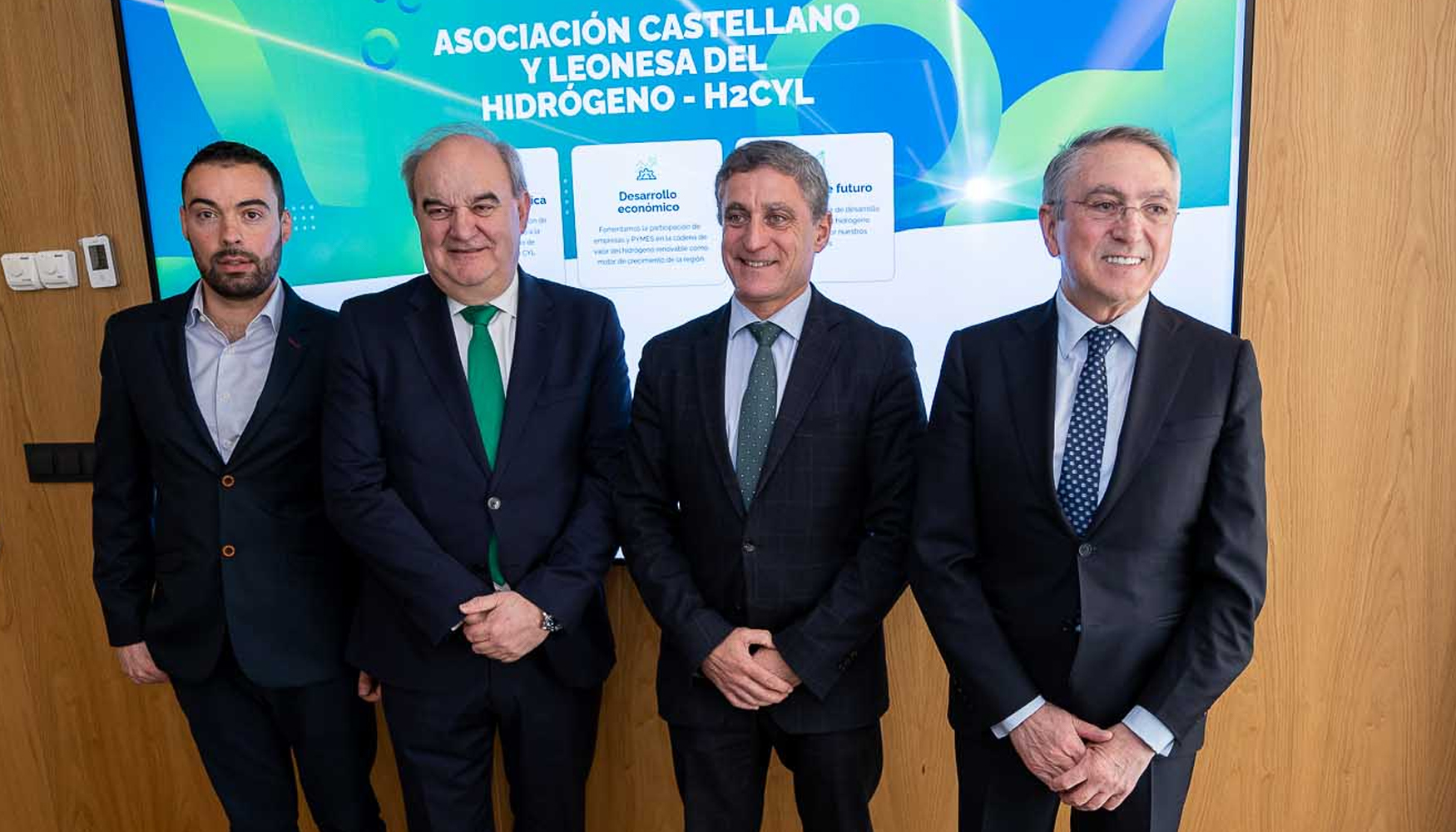 De izquierda a derecha Javier Robador, gerente de H2CYL; Andr�s Hernando, CEO de Hiperbaric; Rafael Barbero...