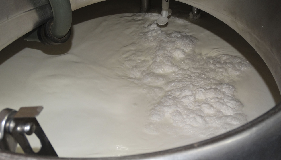 Leche de cabra recogida en una granja