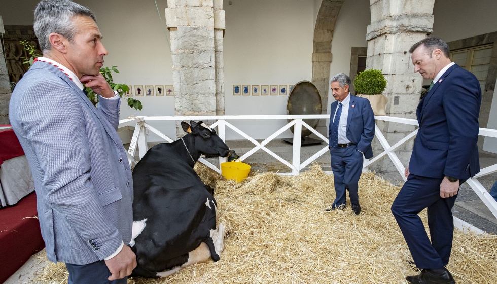 El presidente Revilla, el consejero Guillermo Blanco y Agapito Fernndez, de SAT Ceceo, junto a la laureada vaca Llinde Ariel Jordan...