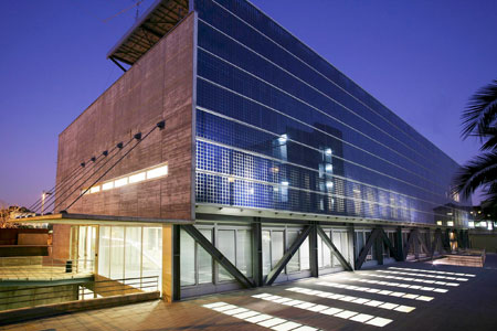 El edificio La Salle Barcelona est equipado con el sistema con paneles fotovoltaicos Reynaers CW 50-HL