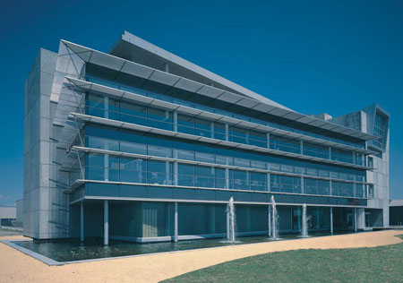 Schenker NV Antwerp (Belgium) offices have sun protection systems Reynaers CW 50 and TS 50
