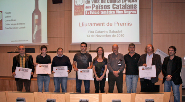 Representantes de Fira de Sabadell, del consorcio Vinya Celler Masia y de las cinco bodegas premiadas durante el certamen Catavins Sabadell...
