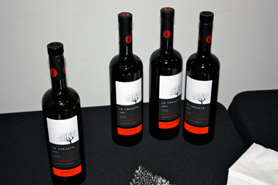 Los asistentes a la entrega de premios tuvieron ocasin de probar los vinos galardonados. En la fotografa el vino ganado: La Creueta 2007...