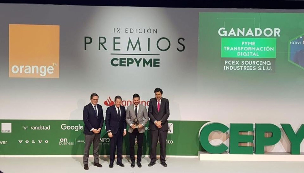David Santiago, CEO de Pcex Automotive recogiendo el premio Cepyme