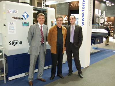 De izquierda a derecha, Francesc Oller, Toms Salvador y Gregor Moreno durante la pasada BIEMH, en el momento de adquirir el nuevo Sigma 32...
