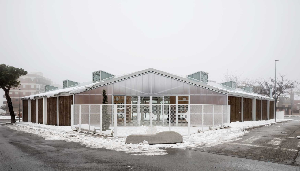 En el caso del centro educativo de Trrega, su equipo fabric las ventanas con una particin central en la fachada a peticin de los arquitectos...