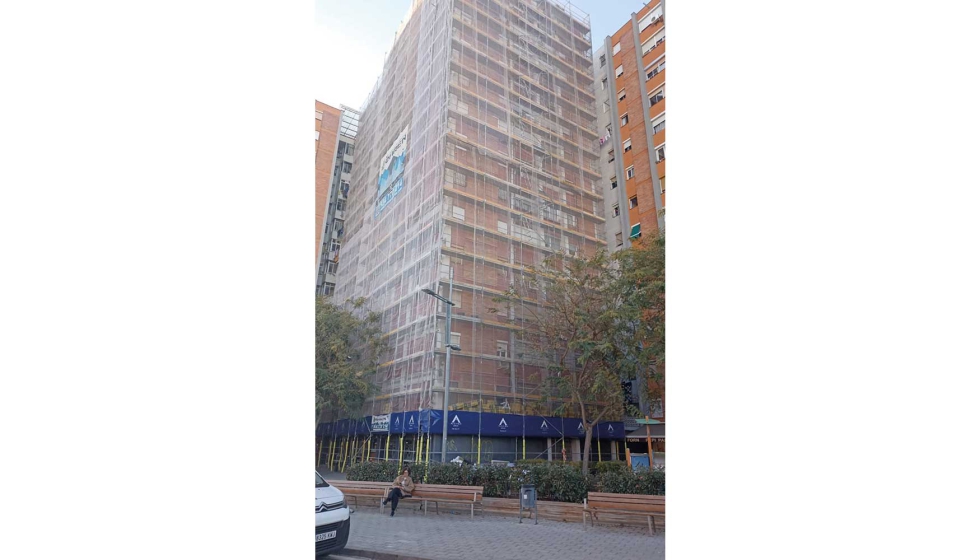 Obra en Sant Ildefons, L'Hospitalet de Llobregat (Barcelona), donde se ha instalado el SATE webetherm acustic orgnico, de Saint-Gobain Weber...