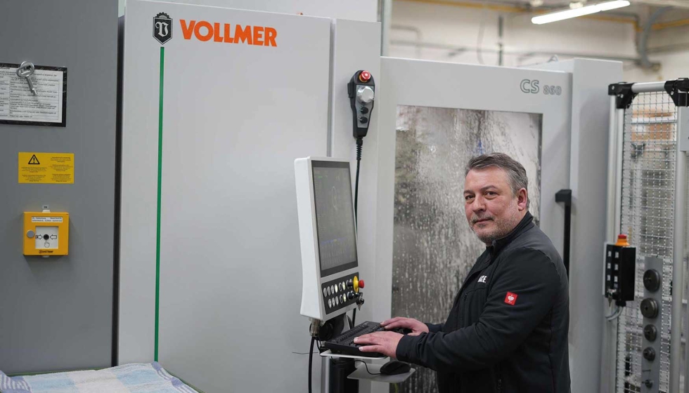 Emilio Tortora, jefe de produccin de AKE, en la fbrica principal de Engstlatt, ante la mquina afiladora de Vollmer CS 860...