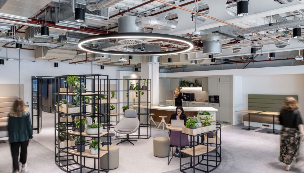 La nueva sede de JLL en Londres muestra un espacio amplio, bien iluminado y, sobre todo...