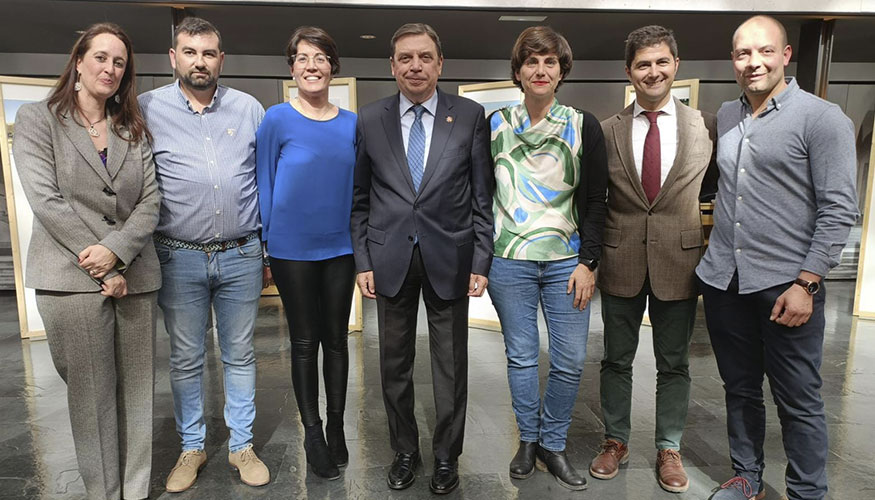Los representantes de Cabrandaluca posan con el ministro Luis Planas en el acto del X Aniversario del Logotipo Raza Autctona...