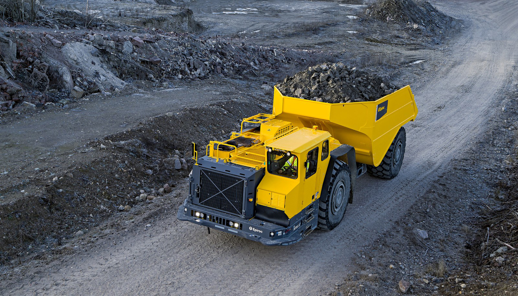 Minetruck MT65 S, camin minero de 65 toneladas de Epiroc, trasladando material