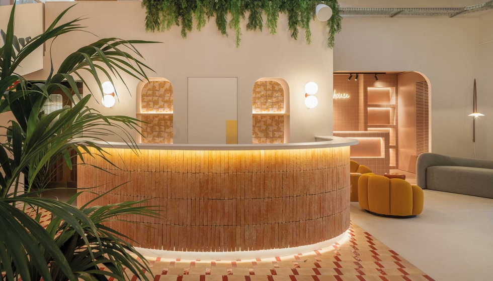 Detalle de las piezas cer�micas en vertical de la barra, para crear movimiento al conjunto. Foto: Mauricio Fuentes