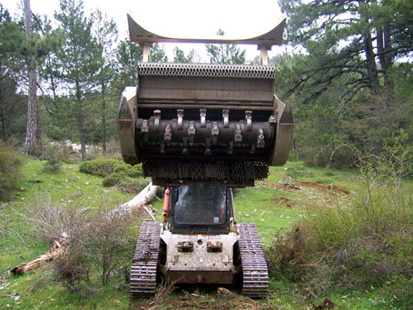 La cargadora compacta T320 se equip con la desbrozadora forestal Bobcat, como implemento principal