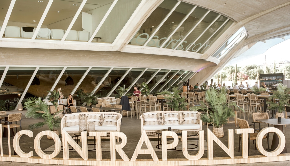 Detalle de la terraza de este restaurante que se mimetiza con La Ciutat de les Arts i les Cincies de Valencia