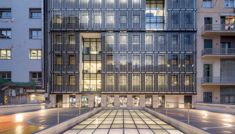 La fachada del edificio Hines, en Barcelona, cuenta con vidrio fotovoltaico SunEwat