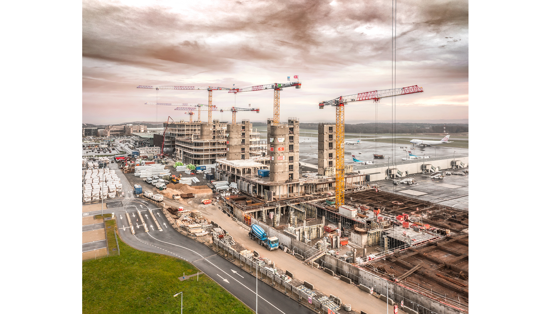 Las gras torre de Liebherr cuentan con plumas en colores de advertencia para el trfico areo y sistemas de asistencia inteligentes para un alto...